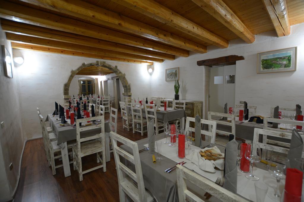 Abas Ristorante Pizzeria Affittacamere Ales Exterior photo
